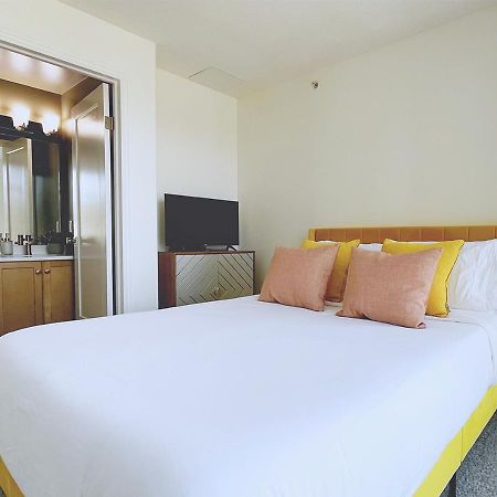 Downtown Waterfront Kelowna Oasis Newly Renovated 2Bed 2Bath Διαμέρισμα Εξωτερικό φωτογραφία